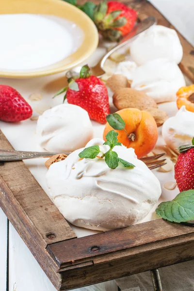 Meringue with apricot and strawberry — Stock Photo, Image
