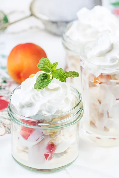 Sobremesa com merengue e bagas — Fotografia de Stock