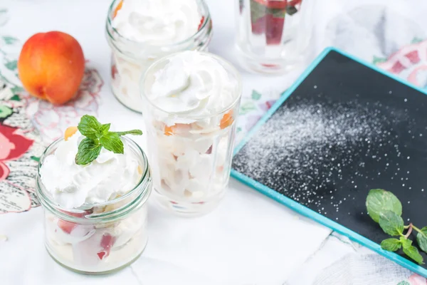 Deser z merengue i jagody — Zdjęcie stockowe