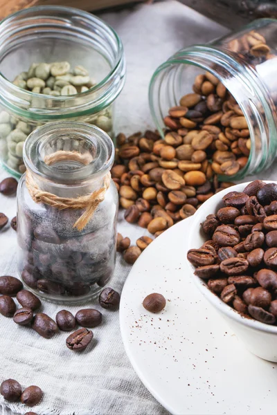 Grüner, brauner und schwarzer Kaffee — Stockfoto