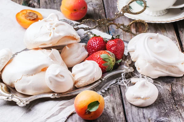 Meringue met abrikoos en aardbei — Stockfoto