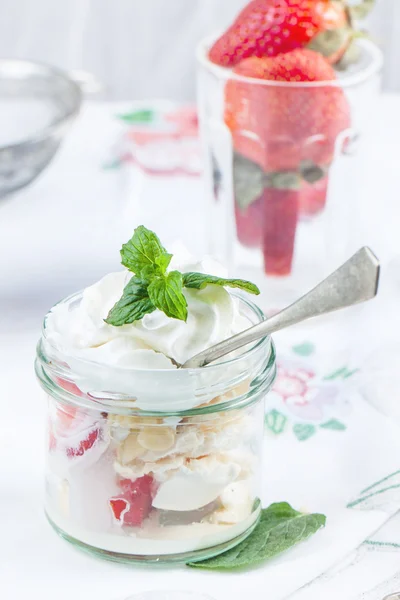 Postre con merengue y bayas — Foto de Stock