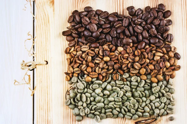 Green and brown coffee beans — Stock Photo, Image