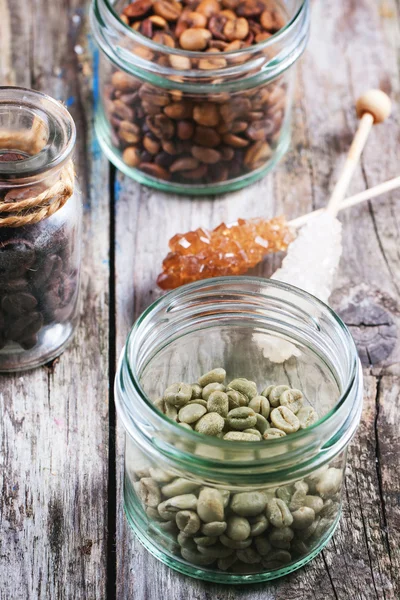 Grüner, brauner und schwarzer Kaffee — Stockfoto