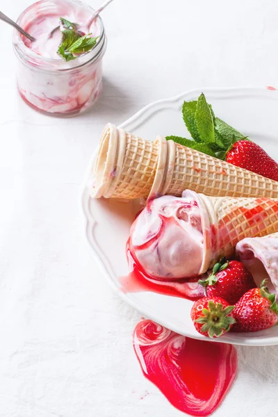 Helado de fresa — Foto de Stock