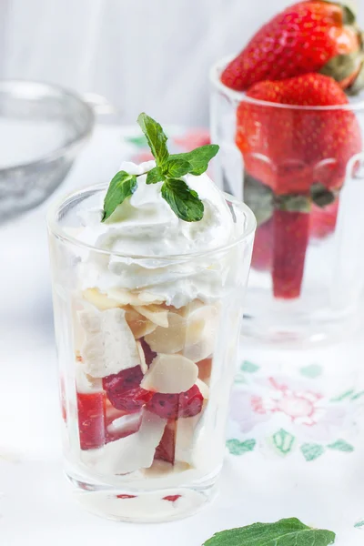 Десерт с меренге и ягодами — стоковое фото