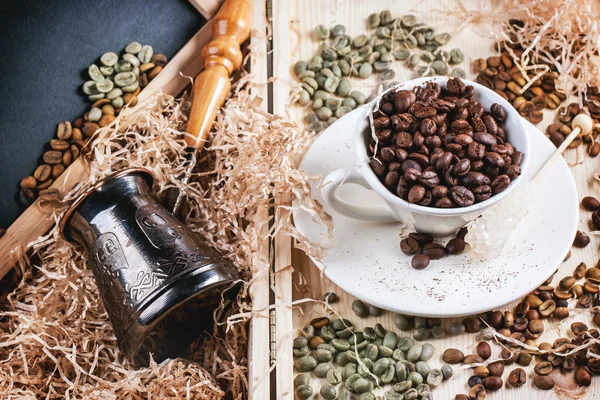 Grönt, brunt och svart kaffe bönor — Stockfoto