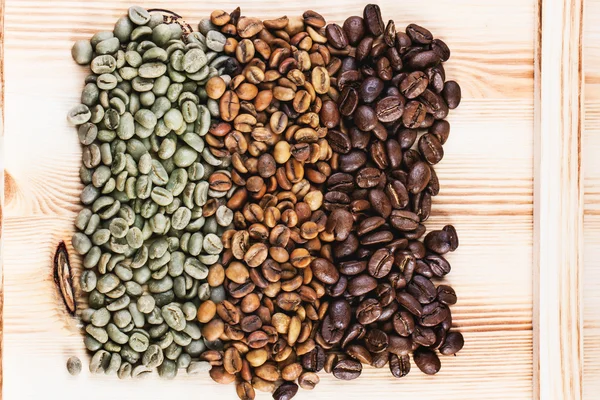 Green and brown coffee beans — Stock Photo, Image