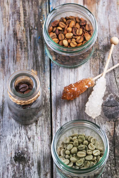 Grüner, brauner und schwarzer Kaffee — Stockfoto