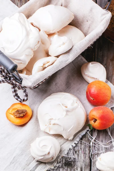 Meringue with apricot — Stock Photo, Image