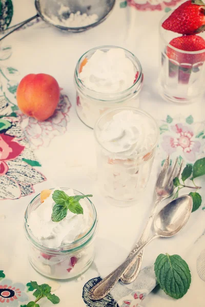 Dessert with merengue and berries — Stock Photo, Image