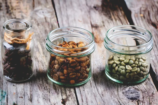 Groene, bruine en zwarte koffie — Stockfoto