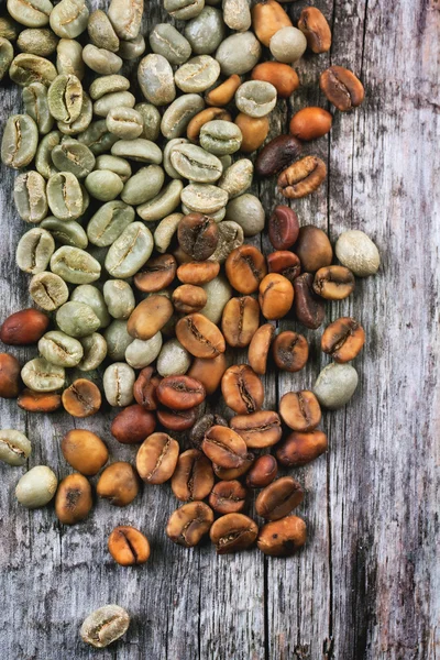 Grüne und braune Kaffeebohnen — Stockfoto