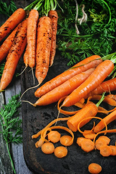 Whole and sliced carrots — Stock Photo, Image