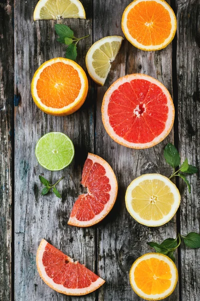 Uppsättning av skivade citrusfrukter — Stockfoto