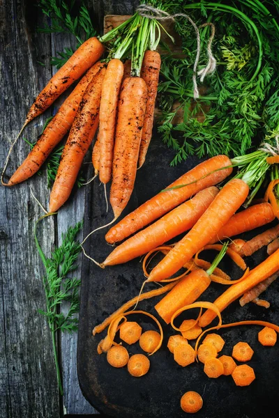Whole and sliced carrots — Stock Photo, Image