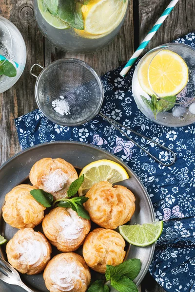 Kakor profiteroles med saft — Stockfoto