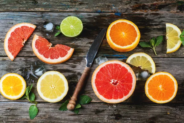 Uppsättning av skivade citrusfrukter — Stockfoto