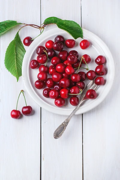 Plate of fresh cherries — Stock Photo, Image