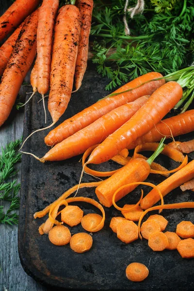 Whole and sliced carrots — Stock Photo, Image