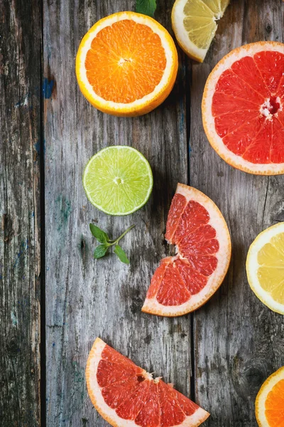 Uppsättning av skivade citrusfrukter — Stockfoto