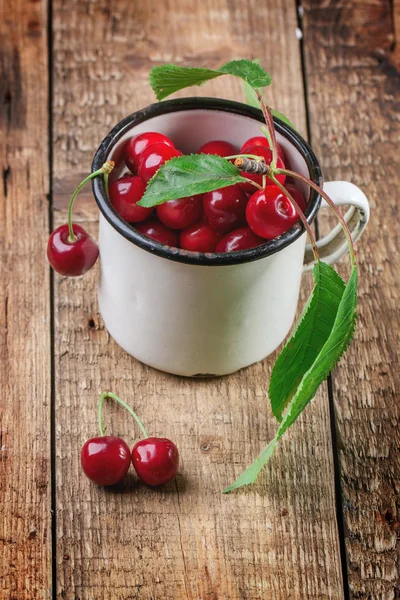 Mug of fresh cherries — Stock Photo, Image