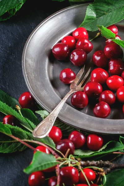 Plate of fresh cherries — Stock Photo, Image