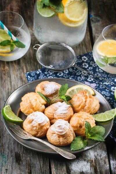 Gâteaux profiteroles à la limonade — Photo