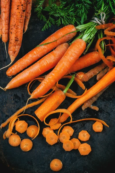 Whole and sliced carrots — Stock Photo, Image