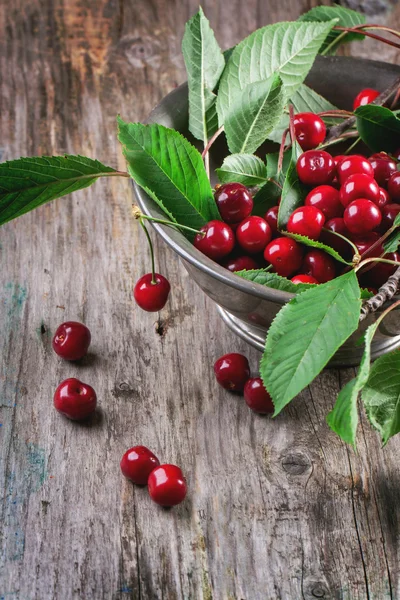 Bowl of fresh cherries — Stock Photo, Image