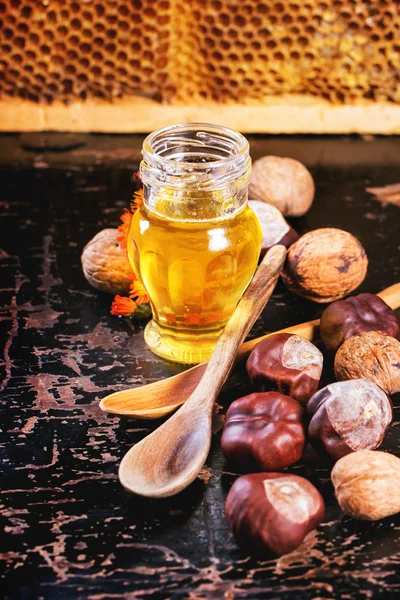 Honey and nuts — Stock Photo, Image