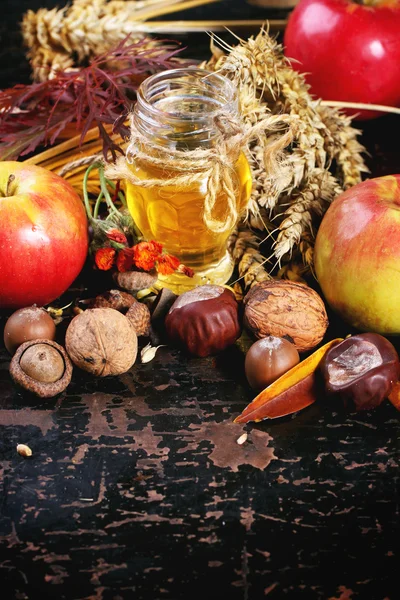Honey, nuts and apples — Stock Photo, Image