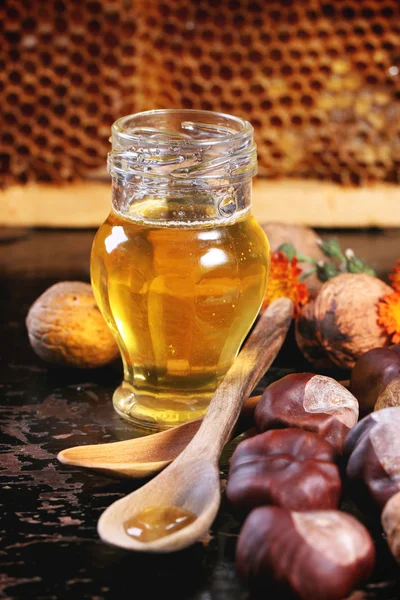 Honey and nuts — Stock Photo, Image