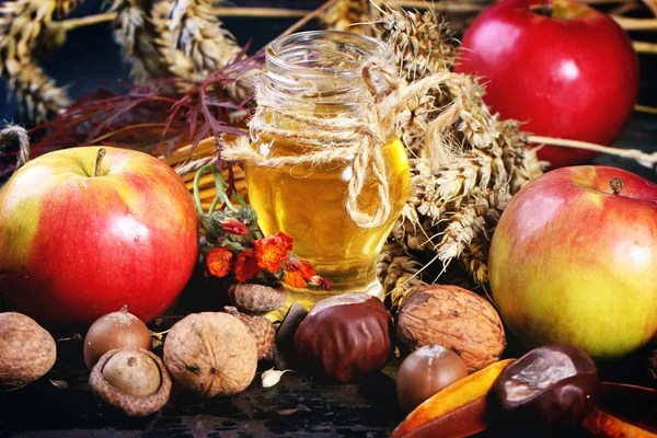 Honey, nuts and apples — Stock Photo, Image