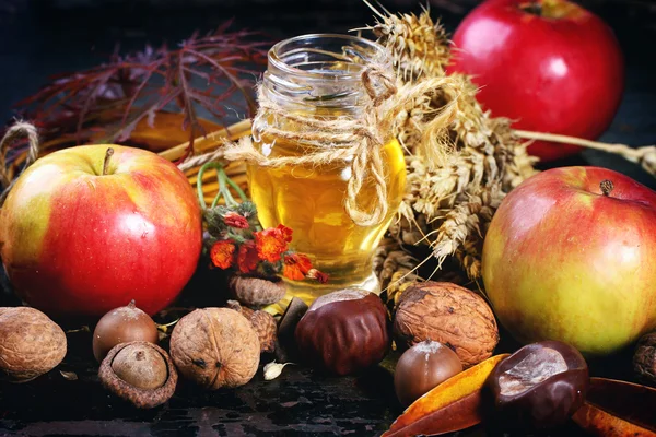 Мед, горіхи та яблука — стокове фото