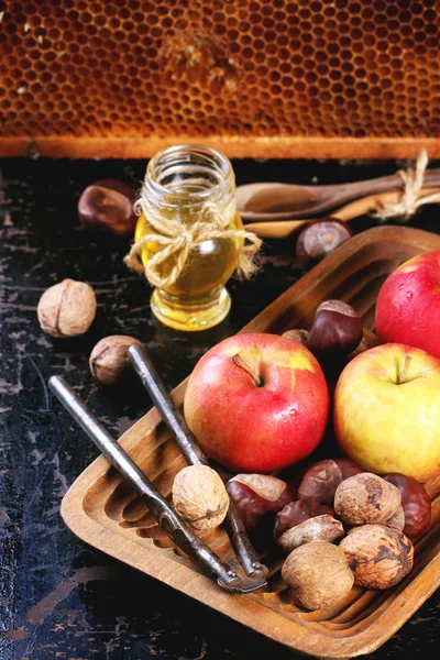 Honey, nuts and apples — Stock Photo, Image