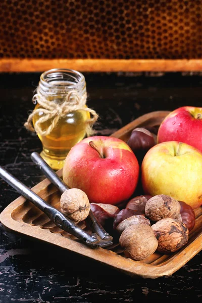 Miel, nueces y manzanas —  Fotos de Stock