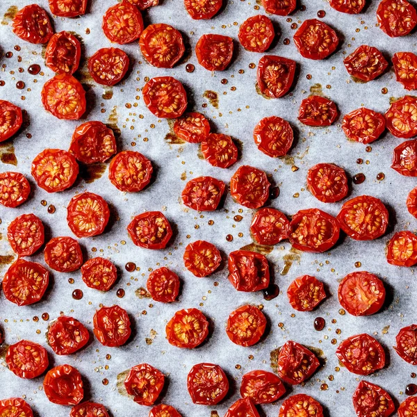 Sonnengetrocknete Kirschtomaten Mit Olivenöl Und Balsamicoessig Auf Backpapier Draufsicht Lebensmittelhintergrund — Stockfoto