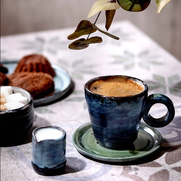 一杯土耳其的黑咖啡 糖方块和饼干与桉树枝条装饰华丽的陶瓷桌上 正方形图像 — 图库照片