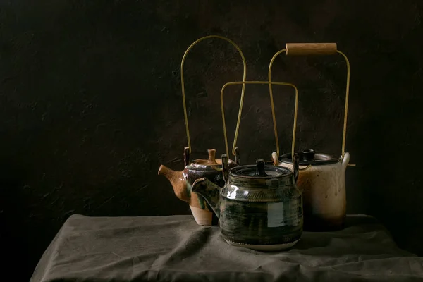 Vielzahl Von Handgefertigten Handgefertigten Keramik Teekannen Wasserkocher Für Teezeremonie Steht — Stockfoto