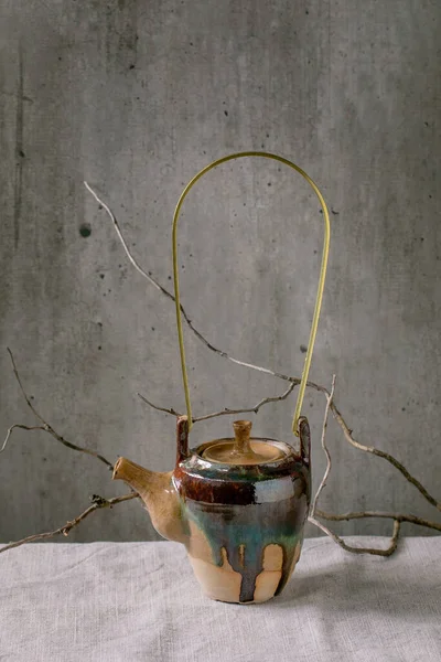 손으로 세라믹 찻주전자에는 가지가 아마포 식탁보 다도용 손잡이가 — 스톡 사진