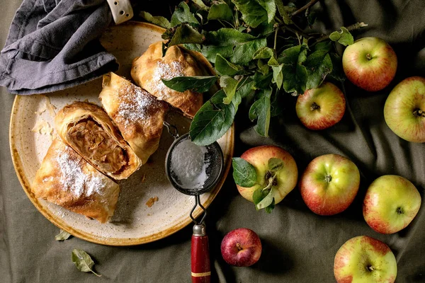 Hemlagad Skivad Traditionell Äppelstrudelpaj Fläckig Keramisk Tallrik Serverad Med Mogna — Stockfoto