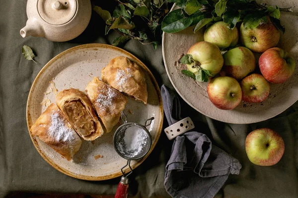 Hemlagad Skivad Traditionell Äppelstrudelpaj Fläckig Keramisk Tallrik Serverad Med Mogna — Stockfoto