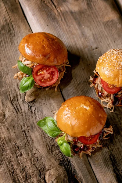 一套新鲜的迷你汉堡包与炖牛肉 西红柿和罗勒木制背景 现代美味快餐 — 图库照片
