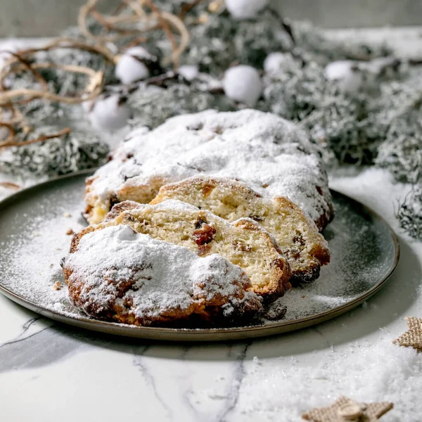 Tradycyjne Domowe Niemieckie Boże Narodzenie Pieczenia Stollen Chleb Ciasto Talerzu — Zdjęcie stockowe