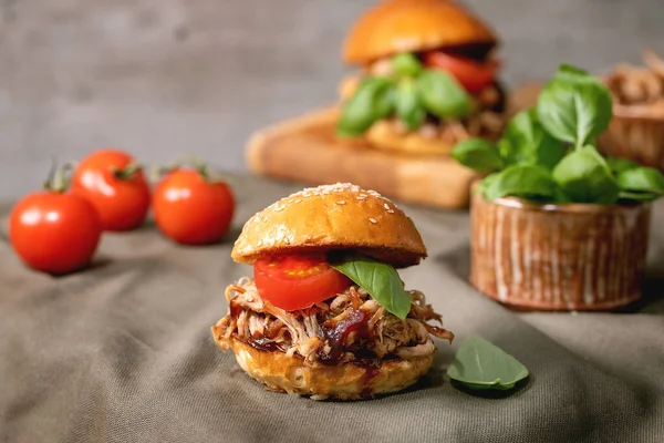 一套自制的小汉堡与炖牛肉 西红柿和罗勒站在厨房桌子上的配料周围 现代美味快餐 — 图库照片