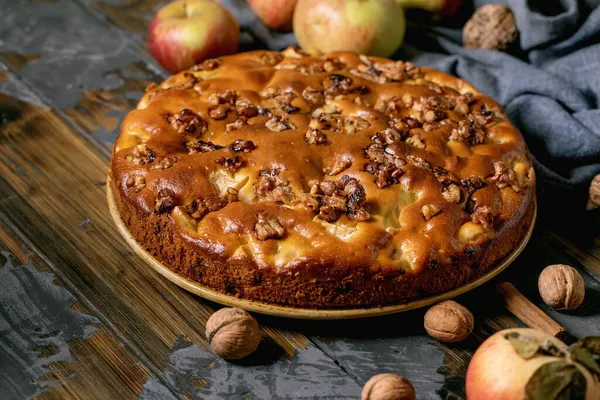 Σπιτικό Κέικ Μήλου Και Καρυδιών Charlotte Πιάτο Φρέσκα Μήλα Κηπουρικής — Φωτογραφία Αρχείου
