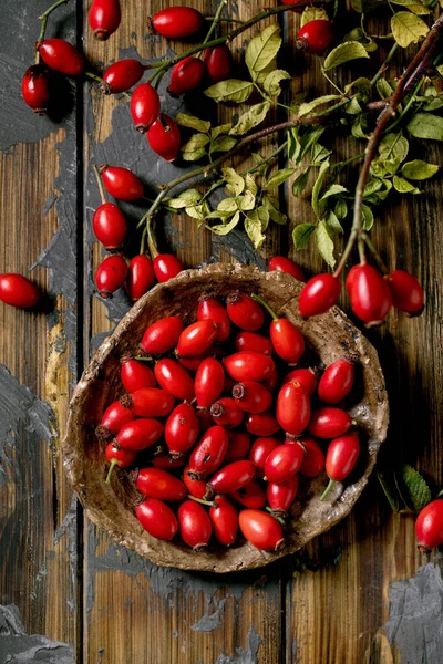 Rose Hip Berries Ceramic Plate Branch Leaves Old Wooden Plank — Stock Photo, Image