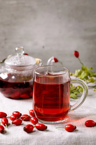 Taza Transparente Bayas Rosa Mosqueta Hierbas Tetera Vidrio Pie Sobre — Foto de Stock