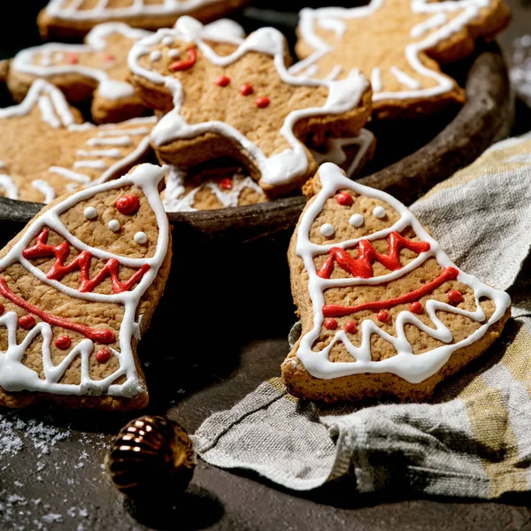 Hausgemachte Traditionelle Weihnachtslebkuchen Mit Zuckerguss Verziert Lebkuchenmann Engel Glocke Auf — Stockfoto